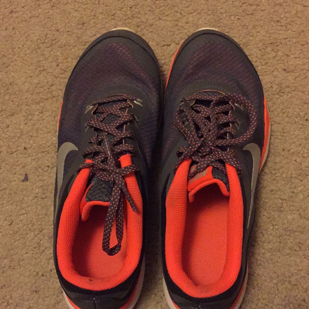 Nike women’s tennis shoes